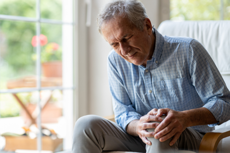 Arthroscopic Meniscectomy Subsequent Total Knee Replacement Link Research Study Man holding knee in pain