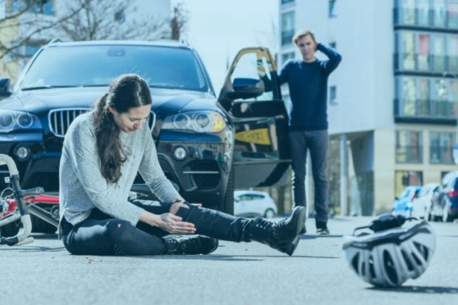 Patella Fractures Causes Diagnosis Treatment Prevention Woman in accident holding broken knee